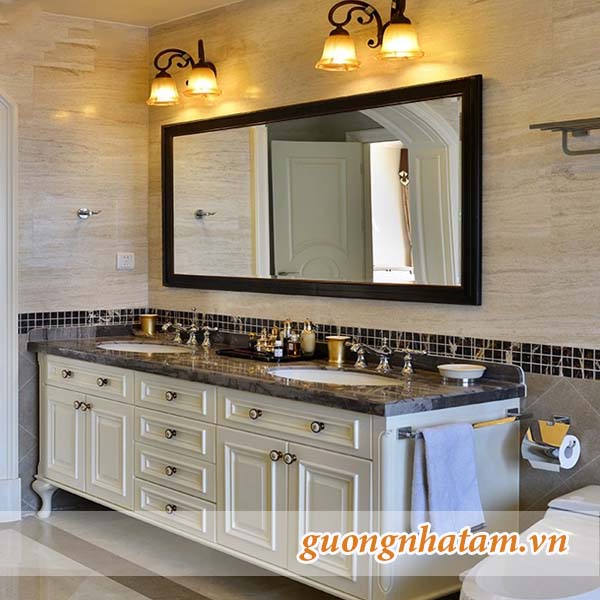 Gương phòng tắm có khung viền sang trọng